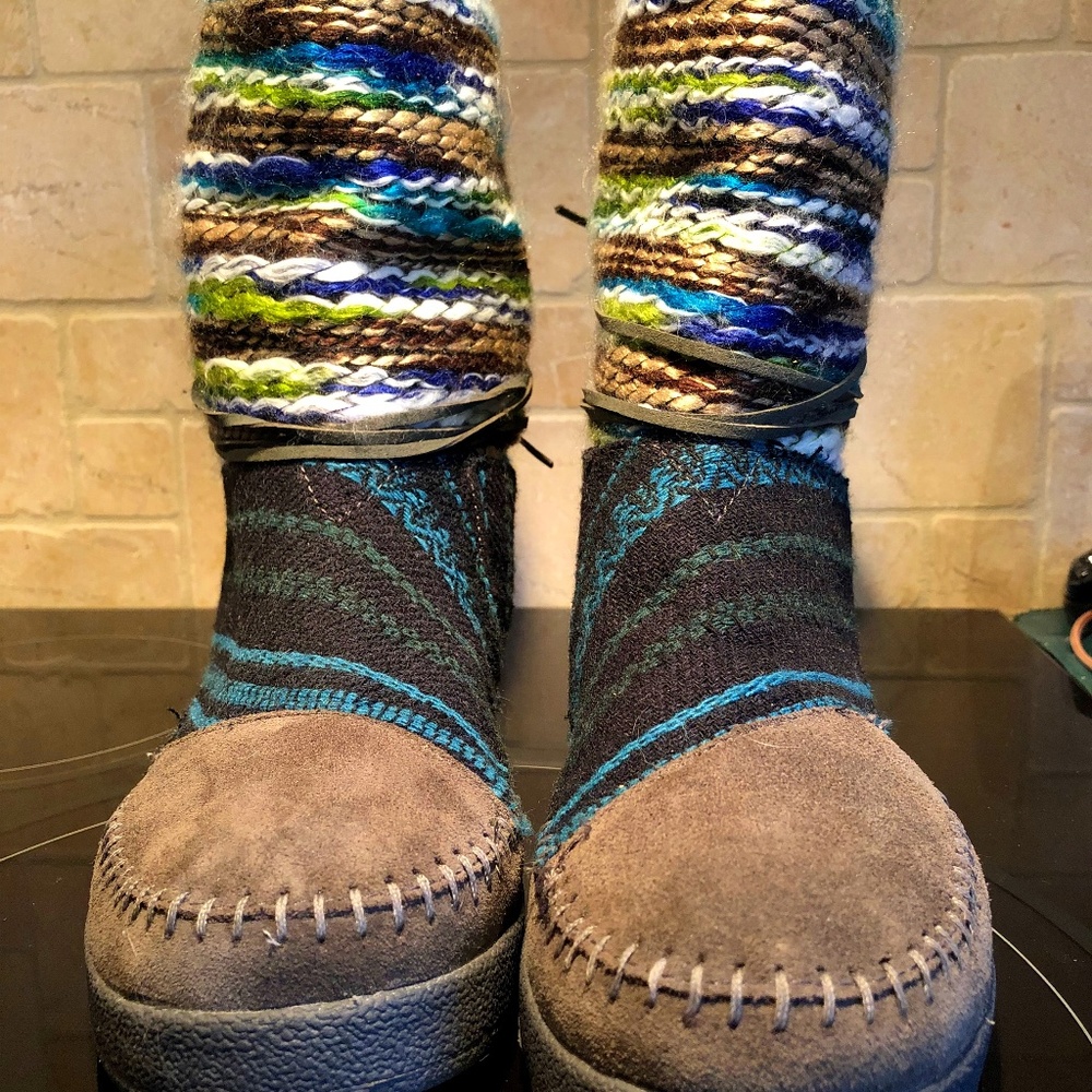 “Rare” TOMS, NEPAL suede and knit booties